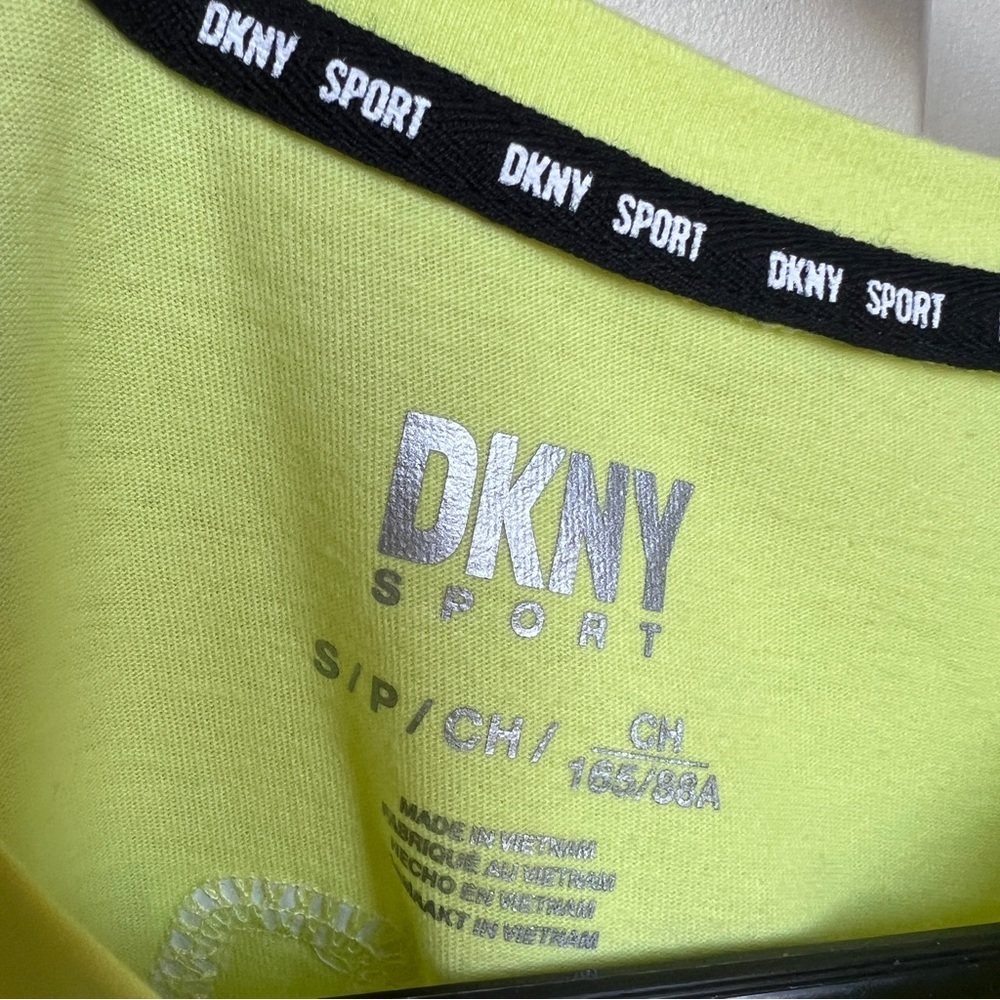 DKNY Sport Women's Zest Yellow Embossed DKNY Muscle Tank Top Size Small - Picture 3 of 3
